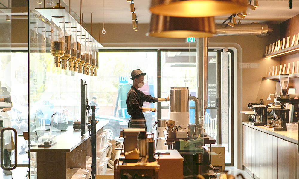 커피앳웍스 전문 로스터의 모습