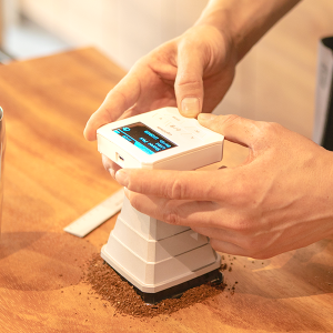 원두 색도 체크하는 모습 원두 색도 체크하는 모습