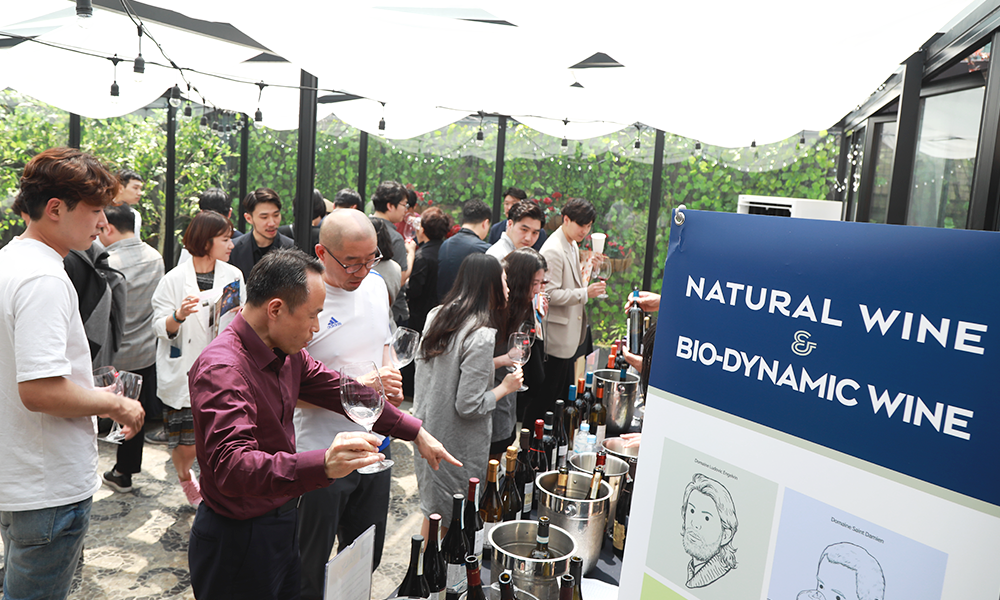 와인을 시음하는 참가자