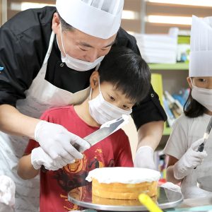 생크림 바르는 것을 도와주는 직원의 모습