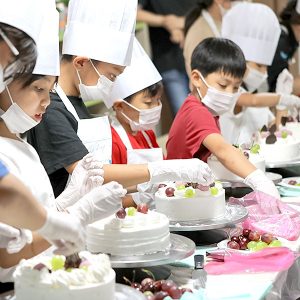 직접 케이크를 만드는 아이들