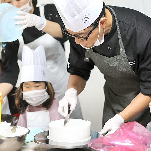 케이크 만드는 모습을 보고 있는 아이들