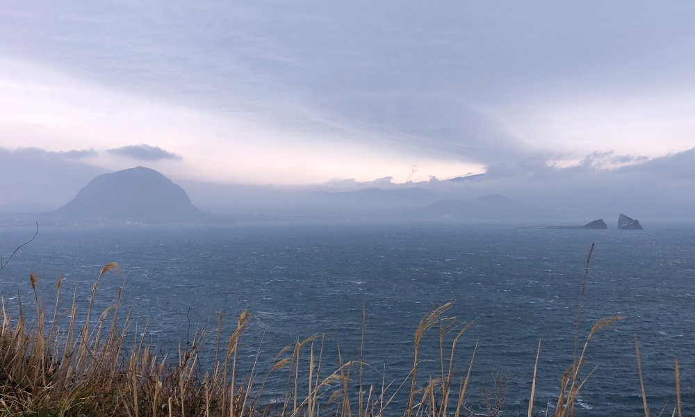 송악산에서 바라본 한라산