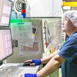 PP레진이 다 녹았는지 결점을 확인하는 모습 SPC PACK