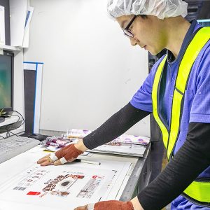 인쇄 전 생산디자인을 확인하는 모습 SPC PACK