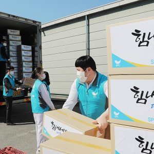 대구경북 지역의 지원 물품을 옮기는 SPC그룹의 임직원들 대구경북 코로나 지원
