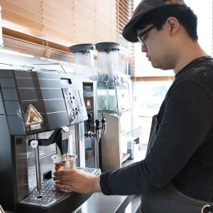 커피를 만드는 이세민 바리스타 커피를 만드는 이세민 바리스타
