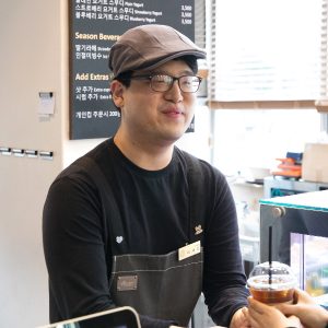 커피를 만드는 이세민 바리스타 커피를 만드는 이세민 바리스타