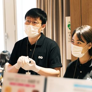 심사위원의 이야기를 듣고 있는 참가자