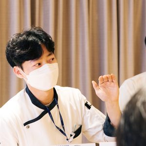 개발한 제품을 설명하는 참가자