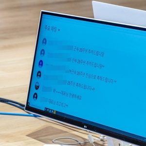 스마트폰으로 온라인 창립기념식에 참여하는 모습