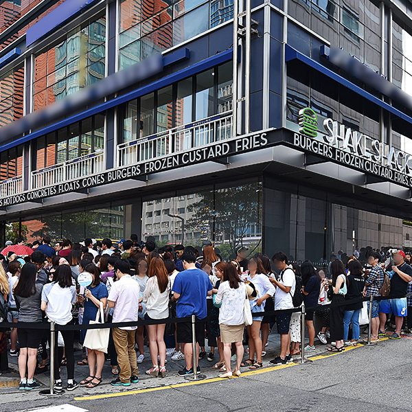 강남점 오픈 당일 줄서있는 사람들 강남점 오픈 당일 줄서있는 사람들