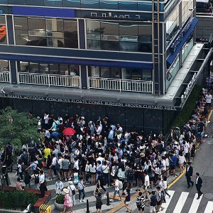 강남점 오픈 당일 줄서있는 사람들 강남점 오픈 당일 줄서있는 사람들