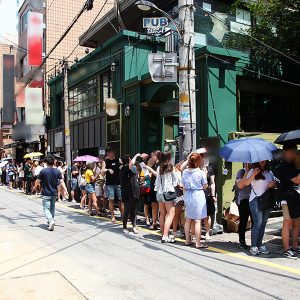 강남점 오픈 당일 줄서있는 사람들 강남점 오픈 당일 줄서있는 사람들