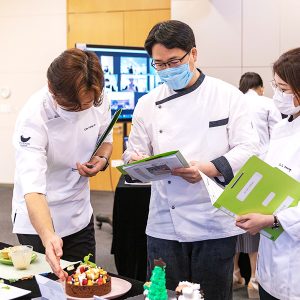 출품작을 심사하는 내꿈은 파티시에 대회 심사위원