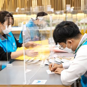 추석 선물을 포장 중인 SPC해피봉사단