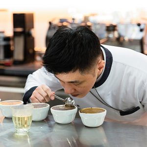 원두를 테스트하는 SPC그룹 연구원들의 모습 원두를 테스트하는 SPC그룹 연구원들의 모습