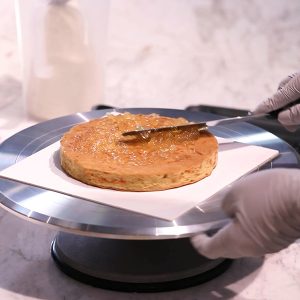 케이크 시트에 먼저 사과잼을 바릅니다.