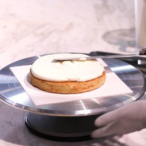 그 다음 크림치즈 프로스팅을 올려줍니다.