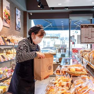 정성껏 빵을 고르는 모습