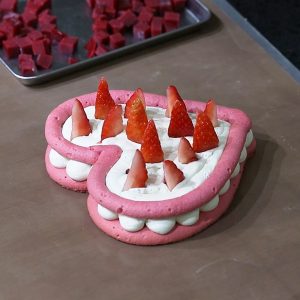 크림 사이사이에 딸기를 올려주세요.