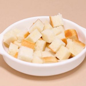 상미종 生식빵과 우유를 비롯한 소스를 잘 섞어주세요