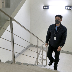 계단을 통해 확인하는 모습