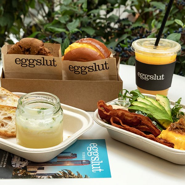 에그슬럿의 대표 메뉴 '슬럿', '페어팩스', '솔티드초콜릿칩쿠키', '페어팩스샐러드', '오렌지주스'