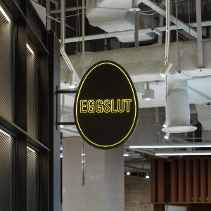 멀리서도 돋보이는 에그슬럿 네온 로고