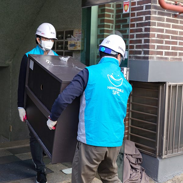 가구 정리하는 임직원