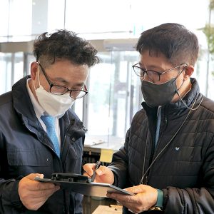 전날 일과를 보고받는 모습