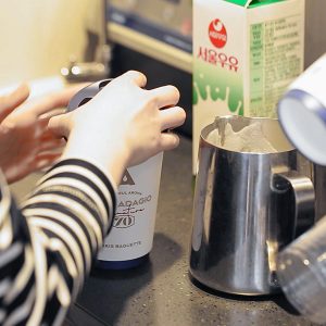 카페 메뉴를 제조하는 모습