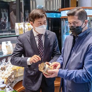 SPC그룹의 제품을 직접 살펴보는 아즈민 장관