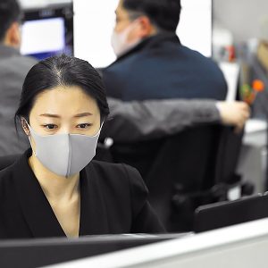 업무하는 품질경영실 직원 업무하는 품질경영실 직원