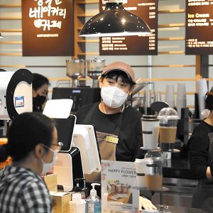 친절하게 손님을 응대하는 모습