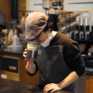 커피의 향을 시음하는 바리스타