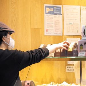 청결히 매장을 정리하는 모습