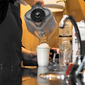 시원한 스무디 음료 제조 현장