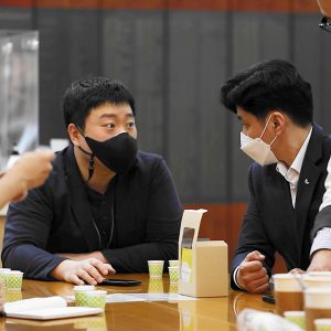 진지한 분위기에서 이루어지는 자문 회으