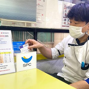 헌혈에 참여하는 임직원 헌혈에 참여하는 임직원