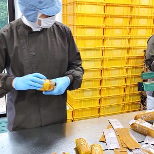 정성을 담아 쿠키를 포장하는 모습