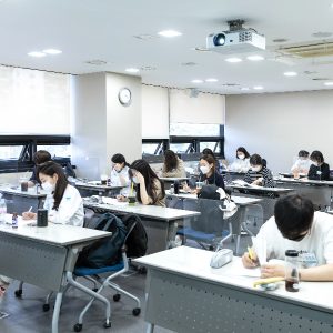 이론수업에 집중하는 학생들