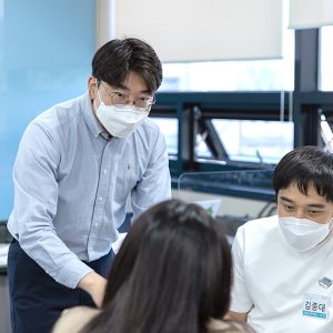 서로의 의견을 공유하는 모습