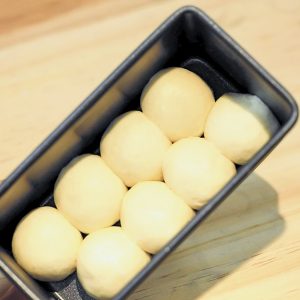 8개의 반죽 조각 배열