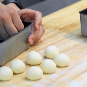 둥글리기 작업을 한 반죽