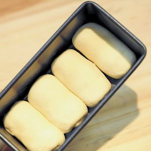 4개의 반죽 조각 배열