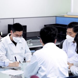 회의하는 임직원들의 모습 회의하는 임직원들의 모습