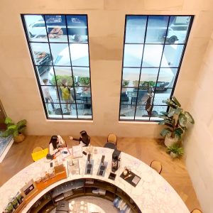 높은 층고의 매장 내부