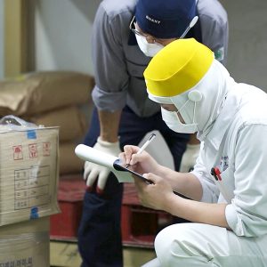 꼼꼼하게 품질을 확인하는 모습