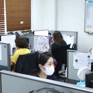 고객의 소리에 집중하는 모습